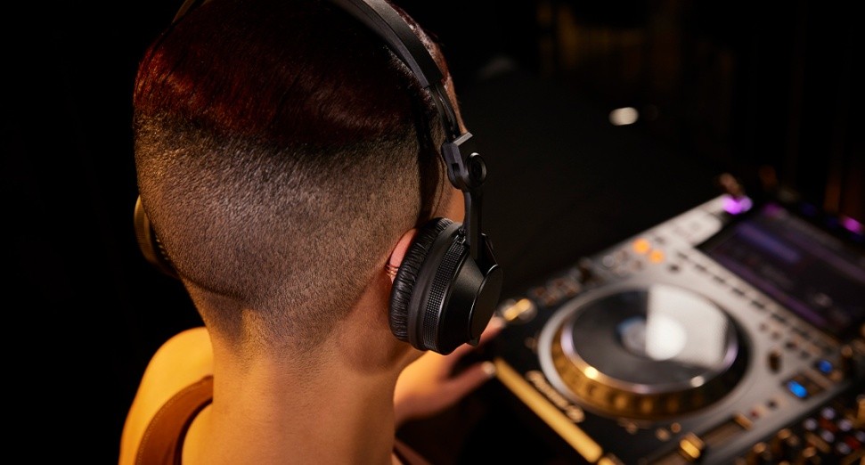 Pioneer DJ推出功能强大且轻便全新DJ耳机