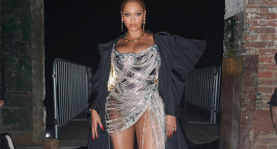 Beyoncé在巴黎CLUB RENAISSANCE派对上闪耀