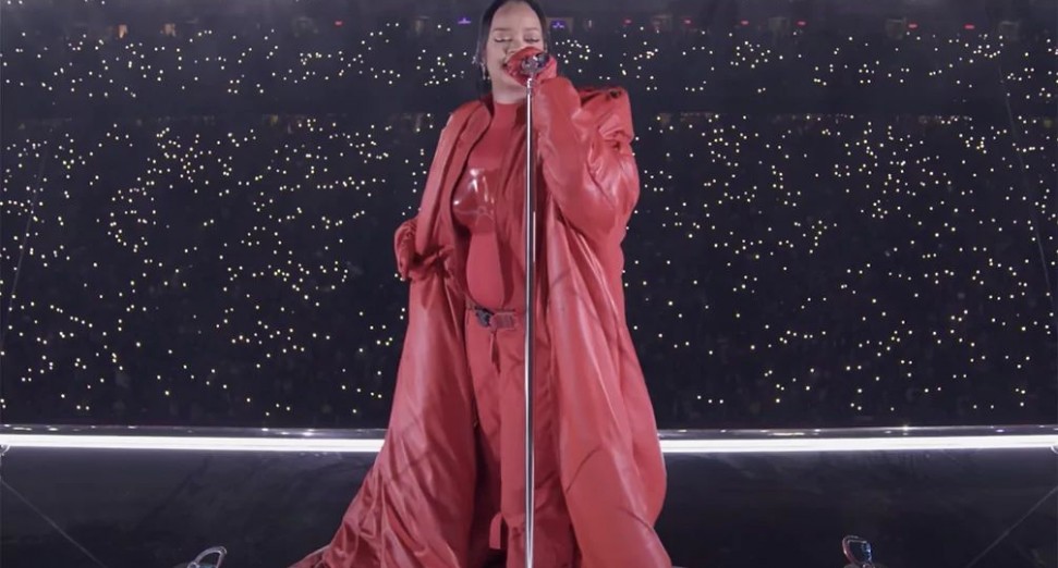 蕾哈娜 (Rihanna) 五年来首次在超级碗中场秀上进行现场表演